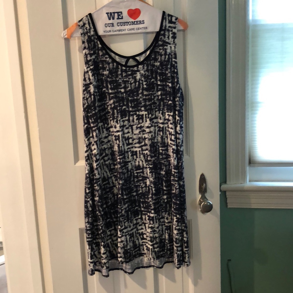 Patterned dress with keyhole back